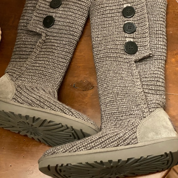 GREY  SWEATER UGG BOOTS SIZE 7! - Picture 7 of 12